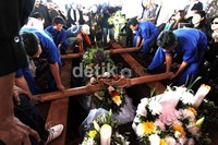 Jenazah Ongen dimasukkan ke liang lahat.