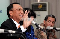 Pemerintah juga menyatakan akan memberikan konverter kit BBG gratis untuk kendaraan umum.
