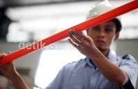 Seorang pekerja, tengah meluruskan jenis Pipa PE (Poly-Ethylene), saat memproduksi Pipa dan Aksesori uPVC dan PE, di Pabrik PT Rusli Vinilon Sakti, Cileungsi, Kabupaten Bogor.