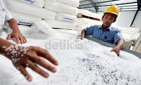 Biji-biji plastik, siap dimasukkan kedalam alat produksi proses pembuatan Pipa dan Aksesori, oleh pekerja.