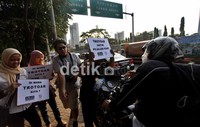 Aksi menerobos trotoar oleh pemotor ini dianggap menggangu kenyamanan pejalan kaki. Sejumlah pemotor bereaksi arogan dan justru marah-marah.