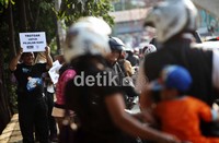 Aksi menerobos trotoar tersebut dianggap membahayakan pejalan kaki