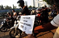 Dalam aksinya mereka menghadang pemotor yang menerobos trotoar