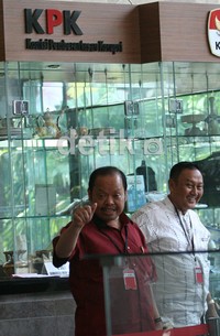 Sutan Bhatoegana saat memasuki gedung KPK untuk menjenguk Angelina Sondakh.(Ramses/detikcom)