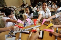 Siswa Sekolah Dasar (SD) Santa Ursula belajar melipat kertas atau origami saat berkunjung ke kediaman Duta Besar Jepang.
