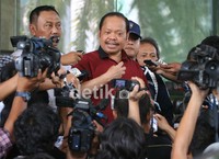 Sutan memberikan keterangan kepada wartawan usai menjenguk Angelina Sondakh. (Ramses/detikcom)