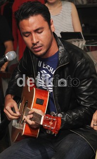 Kali ini Ello tampil dengan format akustik. (Gus Mun/detikcom)