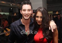 Mike tampak santai merangkul Pevita. (Gus Mun/detikcom)