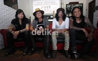 Andy (vocal), Maggi (drum), Jikun (gitar) dan Ovy (gitar) berpose bersama usai acara konferensi pers