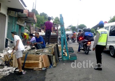 Truk Angkut Kaca Rp 40 Juta Terguling