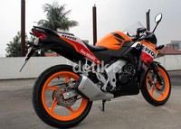 Honda CBR150cc ala MotoGP ini menyajikan nuansa balap dijalan raya, dan sulit untuk dilupakan untuk setiap pengendara yang mengendarainya.