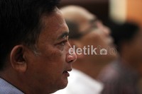 Cagub DKI Jakarta Hendardji Soepandji (kiri), tampak serius mengikuti jalannya diskusi.