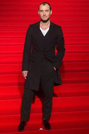 Jude Law Rela Ganti Style Demi Sherlock Holmes