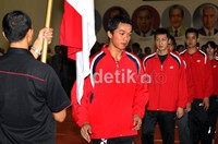 Atlet bulutangkis senior Taufik Hidayat, melangkah usai melakukan aksi penghormatan dan penciuman bendera Merah Putih.