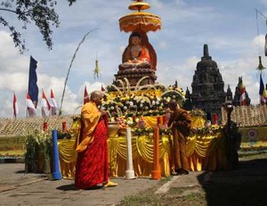 Umat Buddha Rayakan Detik-detik Waisak di Candi Sewu