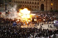 Balon-balon yang berisi gas meledak di sebuah konser yang diadakan oleh Partai Republik Armenia, Jumat (4/5/2012) waktu setempat. (Reuters).