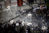 Warga yang berada di lokasi konser berlarian saat terjadi ledakan. Belum diketahui penyebab ledakan yang melukai 144 orang tersebut. Reuters.