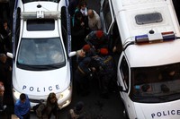 Polisi megevakuasi korban luka. Reuters.