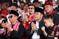 Tanpa Foke, Nachrowi (kanan) hadir menggunakan baju silat berwarna hitam, didampingi oleh sesepuh Pencak Silat Edhi Nalapraya (kiri).
