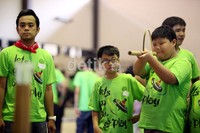 Para siswa SMP Kanisius mengenalkan kembali permainan tradisional di tengah demam gadget canggih di Aula Olahraga Sekolah Kanisius Jakarta.