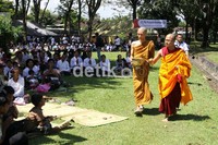 Para bhiksu memercikkan air berkah kepada umat seusai mengikuti renungan Waisak. Bagus Kurniawan/detikcom.
