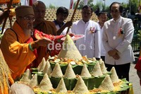 Bante Sasanarakhitta Mahastavira dari Majelis Buddhayana Indonesia (MBI) memotong tumpeng agung untuk diserahkan kepada Ketua DPP MBI Dudhamek AWS seusai acara detik-detik Waisak 2556 BE/2012 di Candi Sewu. Bagus Kurniawan/detikcom.