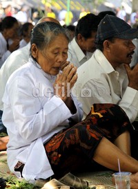 Umat Buddha khusuk berdoa menjelang detik-detik Waisak agar diberikan keselamatan dan manusia harus saling menghargai sesama dan alam semesta. Bagus Kurniawan/detikcom.