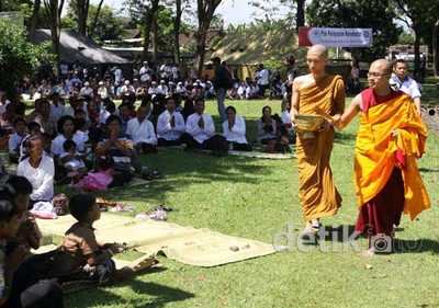 Detik-detik Waisak di Candi Sewu