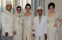 Syahrini berpose bersama keluarga di hotel sebelum berangkat ke lokasi pernikahan.(Herianto Batubara/detikcom)