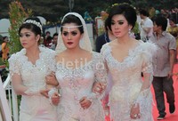 Syahrini dengan setia mendampingi adiknya itu selama acara berlangsung.(Herianto Batubara/detikcom)