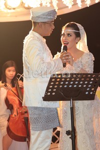 Rani dan Jeffri mempersembahkan sebuah lagu di depan Syahrini dan para tamu undangan lainnya.(Herianto Batubara/detikcom)