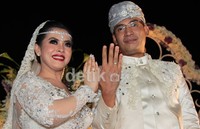 Rani dan Jeffri menunjukkan cincin kawin mereka.(Herianto Batubara/detikcom)