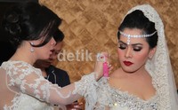 Syahrini nampak membantu mendandani Rani di hotel sebelum berangkat ke lokasi pernikahan.(Herianto Batubara/detikcom)