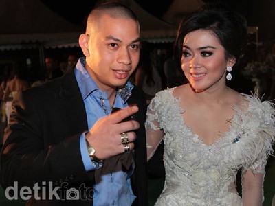 Syahrini Mesra Bareng Kekasih