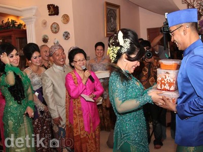 Acara Seserahan Adik Syahrini, Rani