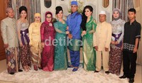Pengantin berpose dengan keluarga besar.(Herianto Batubara/detikcom)