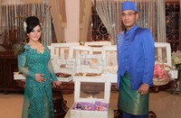 Rani dan Jeffri berfoto dengan latar seserahan yang seluruhnya menggunakan box berwarna putih.(Herianto Batubara/detikcom)