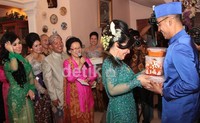Rani memberikan seserahan berupa masakan yang dibuatnya sendiri kepada Jeffri.(Herianto Batubara/detikcom)