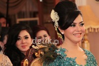 Berbeda dengan Jeffri, Rani kerap menebar senyum jelang sehari pernikahannya yang akan digelar hari ini, Sabtu (5/5/2012).(Herianto Batubara/detikcom)