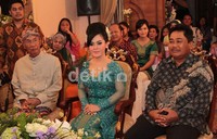 Rani mendapat seserahan berupa berbagai barang seperti sepatu, tas, parfum dari merek-merek ternama.(Herianto Batubara/detikcom)