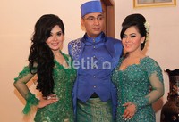 Rani dan Jeffri berpose bersama Syahrini.(Herianto Batubara/detikcom)