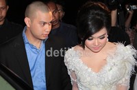 Syahrini dan kekasihnya itu langsung berlalu dan tidak mau diwawancarai oleh wartawan.(Herianto Batubara/detikcom)