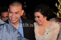 Pasangan itu mendapat kawalan ketat dari beberapa petugas di lokasi pernikahan tersebut.(Herianto Batubara/detikcom)