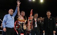 Sukses Chris John memastikan Indonesia saat ini punya dua juara dunia, setelah pada pertandingan sebelumnya Daud Yordan menang KO atas Lorenzo Villanueva.Reuters/Tim Chong