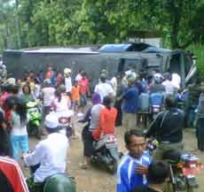 Polisi Amankan Sopir dan Kenek Bus Pariwisata Terguling di Nongkojajar
