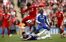 Luis Suarez berusaha melewati John Terry dalam laga yang digelar di  New Wembley. Reuters/Eddie Keogh.