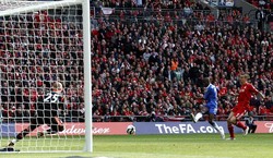Ramires melepaskan tembakan yang berbuah gol ke gawang Liverpool di menit ke-11. Reuters/Phil Noble.