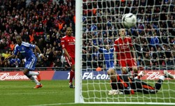 Didier Drogba menambah keunggulan untuk Chelsea di menit ke-52. Reuters/Eddie Keogh.