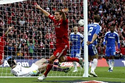 Andy Carroll merayakan gol yang dicetaknya. Dalam laga ini, Carroll berhasil memperkecil kedudukan di menit ke-64. Reuters/Phil Noble.