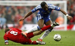 Didier Drogba berebut bola dengan Steven Gerrard. Reuters/Eddie Keogh.
